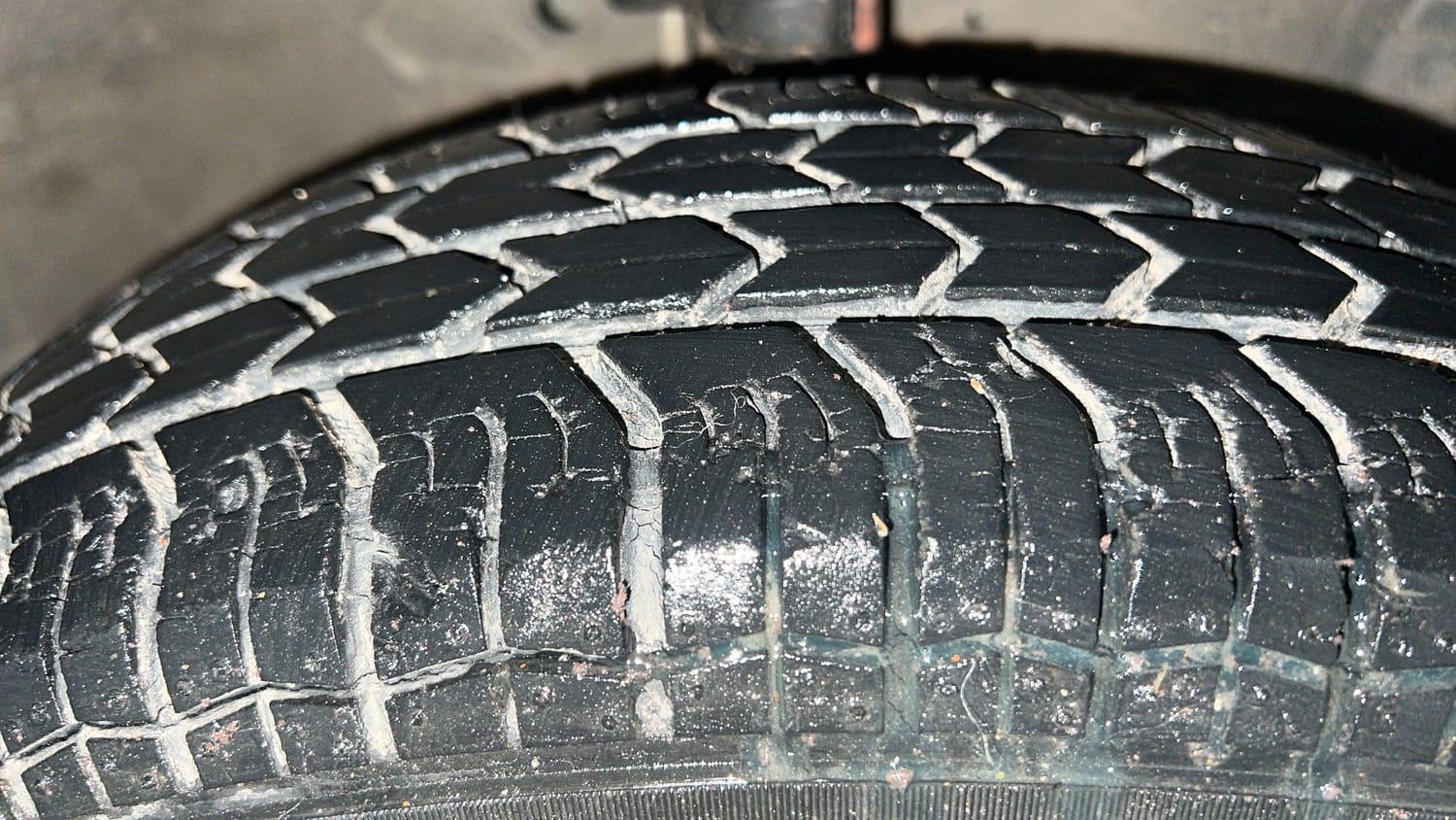 Used 2014 Maruti Suzuki Swift VXi Petrol Manual tyres RIGHT FRONT TYRE TREAD VIEW