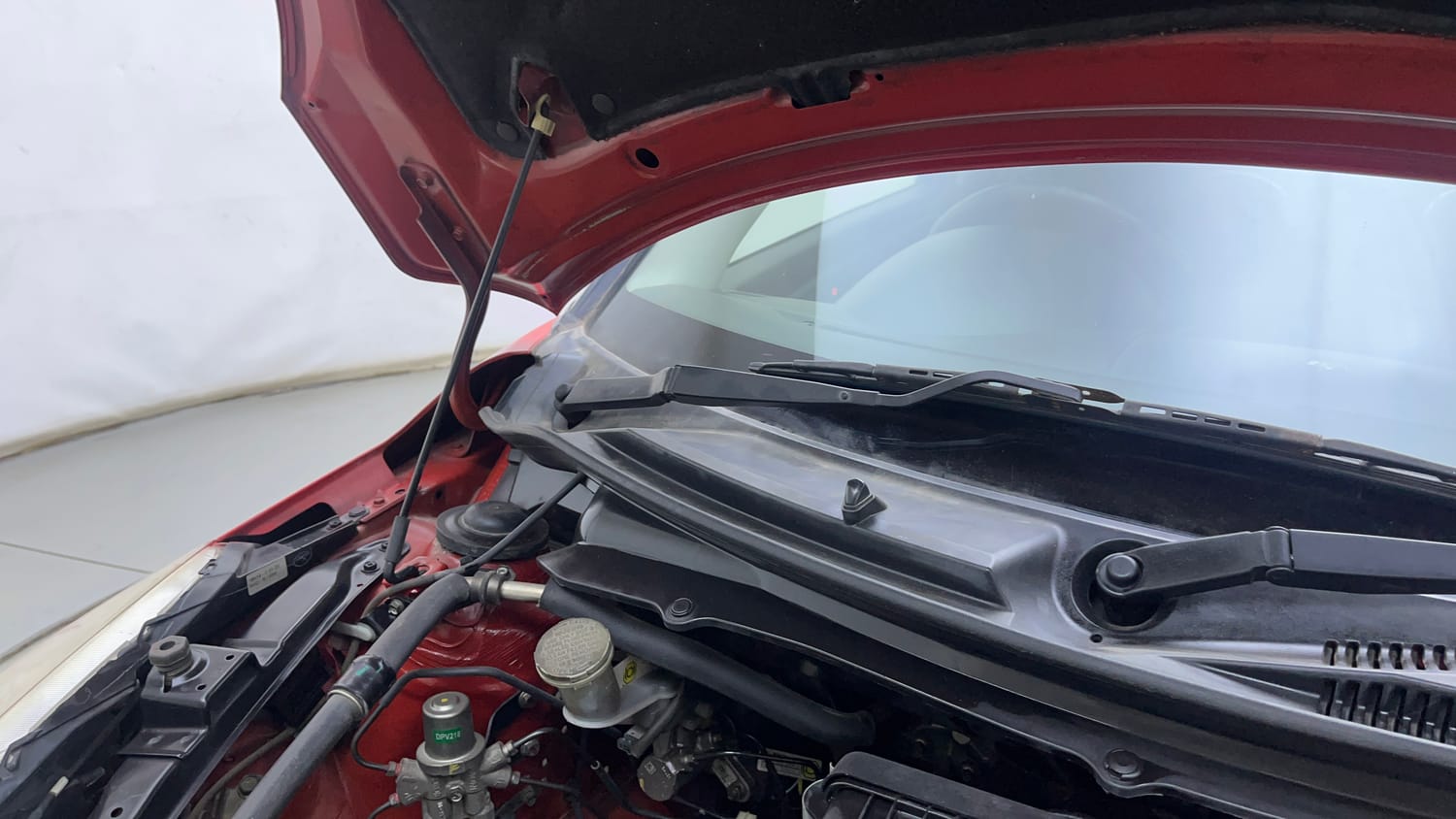 Used 2015 Maruti Suzuki Swift VXi Petrol Manual engine ENGINE RIGHT SIDE HINGE & APRON VIEW