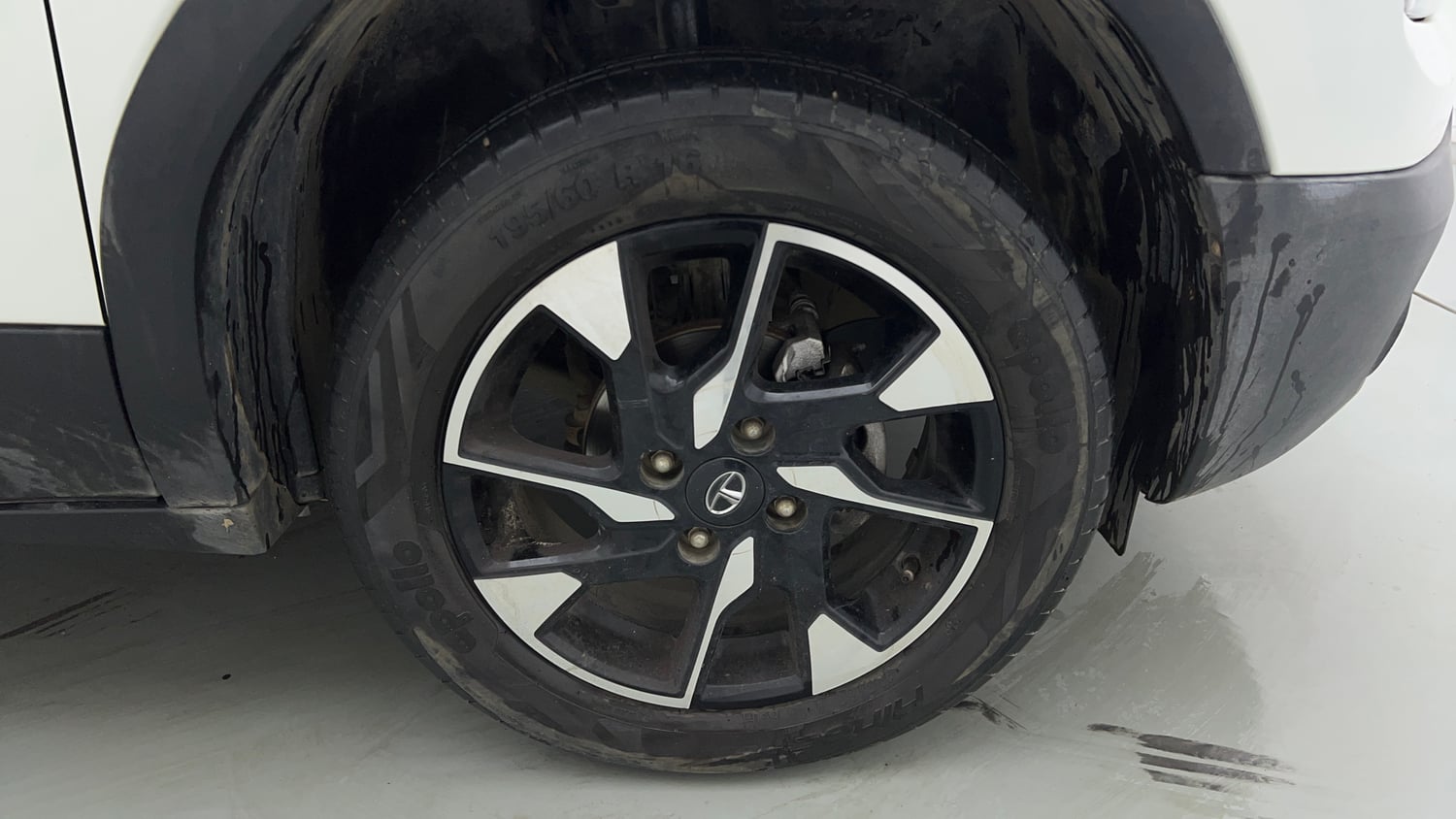 Used 2023 Tata Punch Creative AMT Petrol Automatic tyres RIGHT FRONT TYRE RIM VIEW