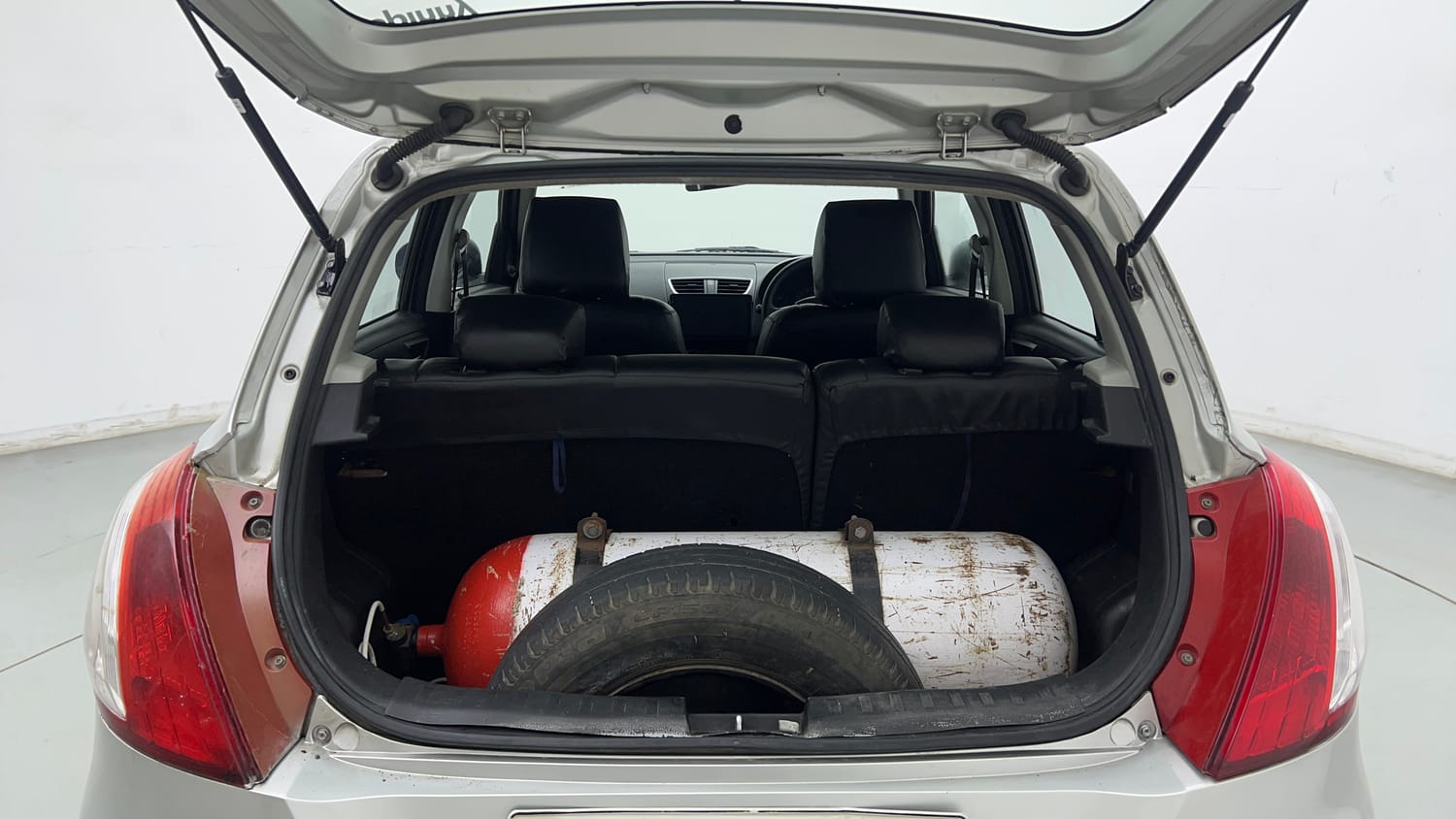 Used 2015 Maruti Suzuki Swift Lxi (O) Petrol Manual interior DICKY INSIDE VIEW