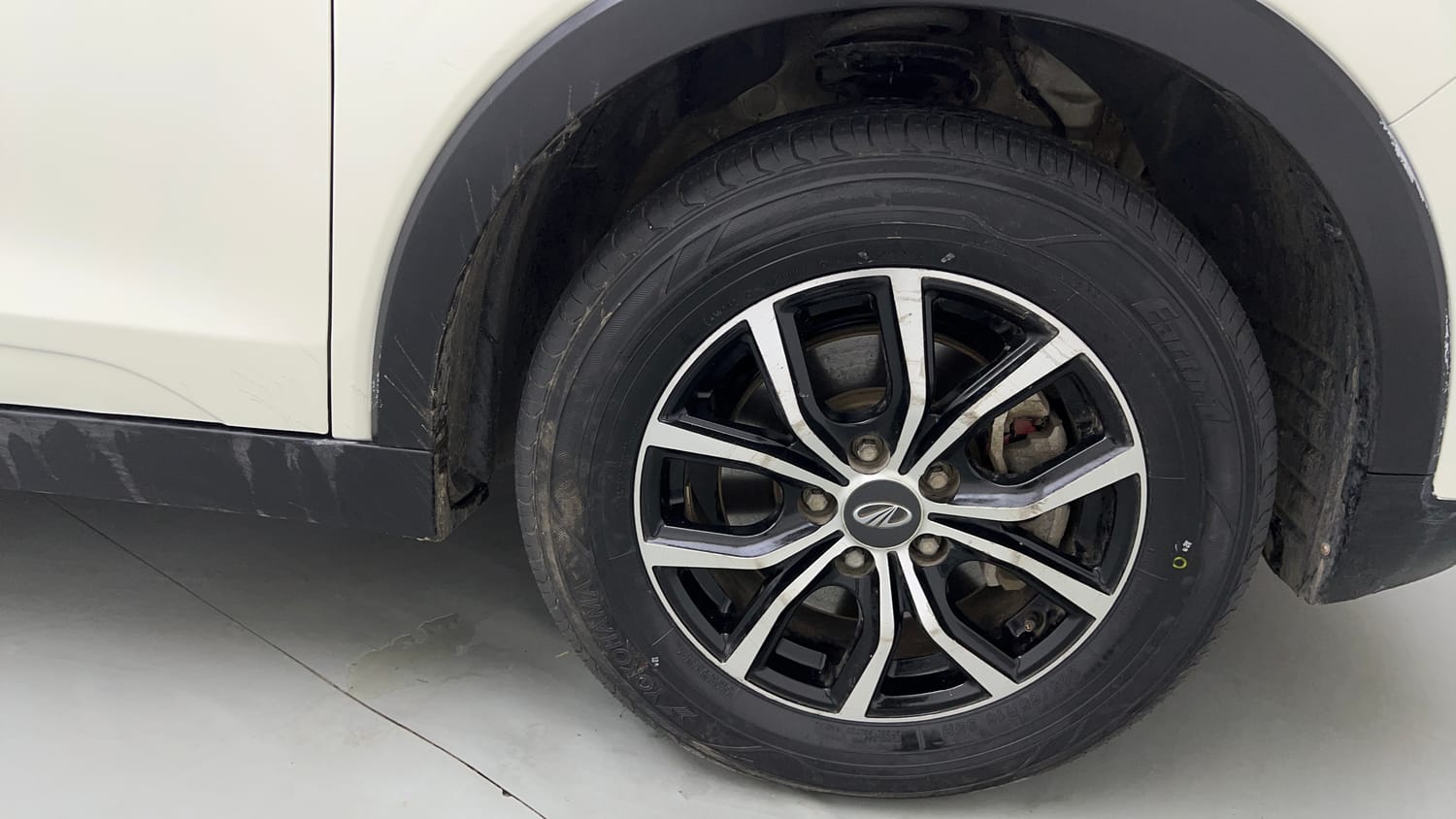Used 2022 Mahindra XUV 300 W6 1.5 Diesel Diesel Manual tyres RIGHT FRONT TYRE RIM VIEW