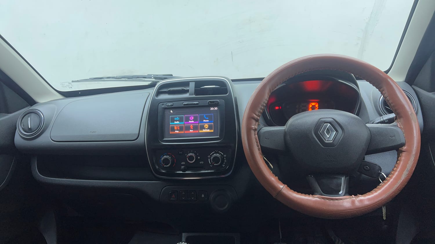 Used 2018 Renault Kwid RXT (O) 1.0 SCE Edition Petrol Manual interior DASHBOARD VIEW