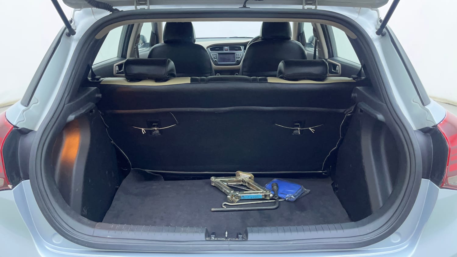 Used 2020 Hyundai Elite i20 Asta 1.2 (O) CVT Petrol Automatic interior DICKY INSIDE VIEW
