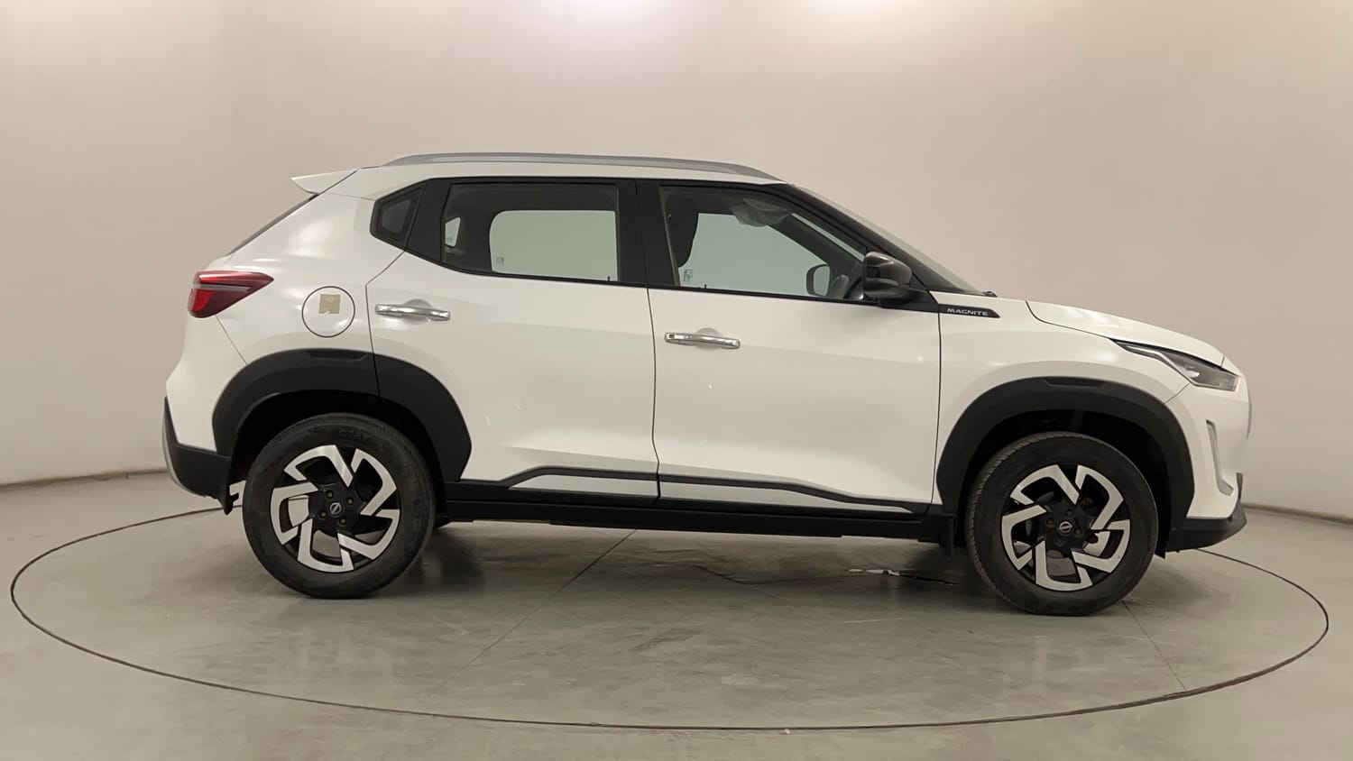 Used 2023 Nissan Magnite XV Petrol Manual exterior RIGHT SIDE VIEW