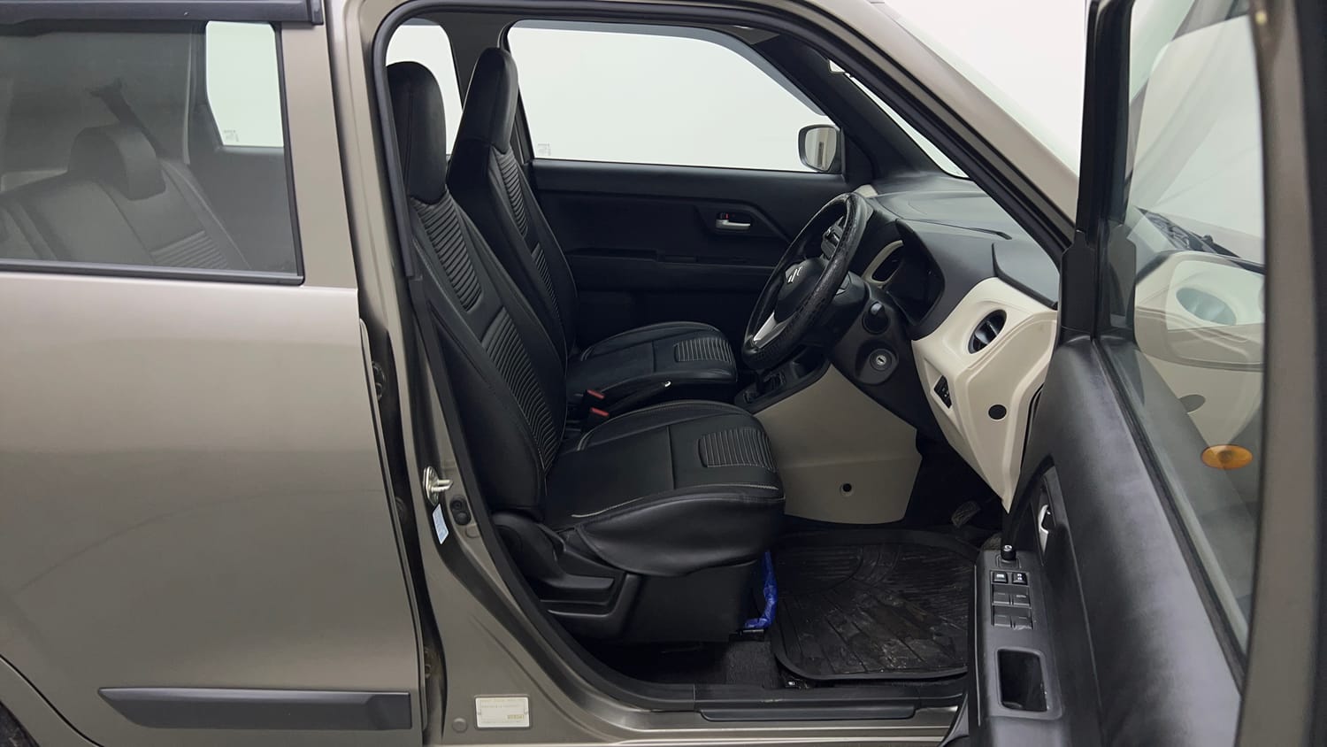 Used 2023 Maruti Suzuki Wagon R VXI 1.0 Petrol Manual interior RIGHT SIDE FRONT DOOR CABIN VIEW