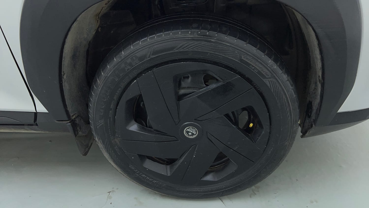 Used 2022 Nissan Magnite XE Petrol Manual tyres RIGHT FRONT TYRE RIM VIEW