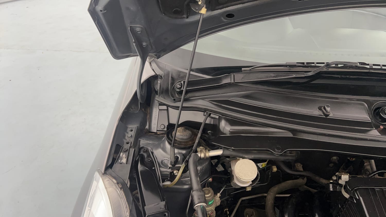 Used 2014 Maruti Suzuki Swift VXi Petrol Manual engine ENGINE RIGHT SIDE HINGE & APRON VIEW