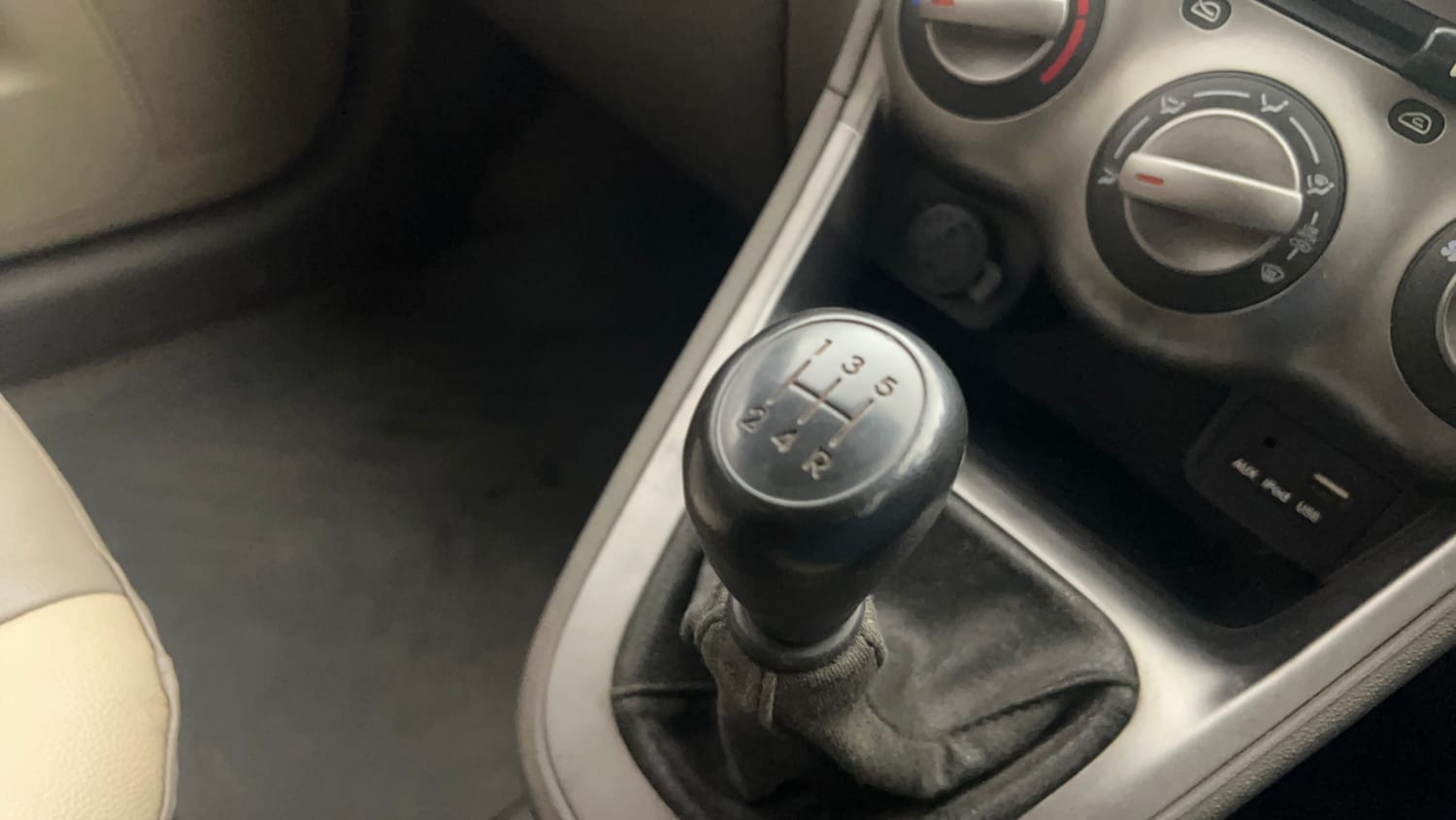 Used 2016 Hyundai i10 Sportz 1.1 iRDE2 Petrol Manual interior GEAR  KNOB VIEW