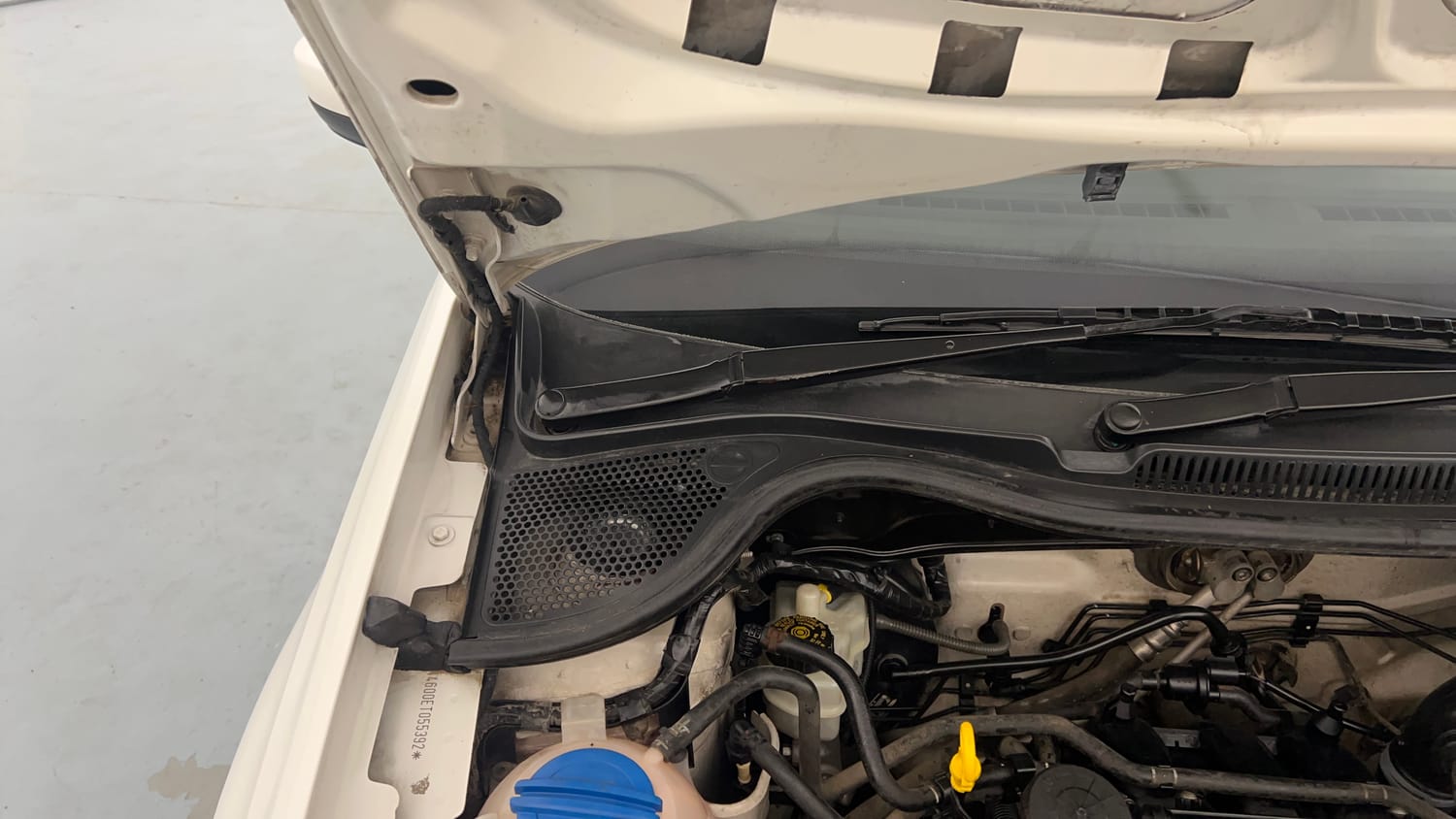 Used 2014 Volkswagen Polo Highline1.2L (P) Petrol Manual engine ENGINE RIGHT SIDE HINGE & APRON VIEW