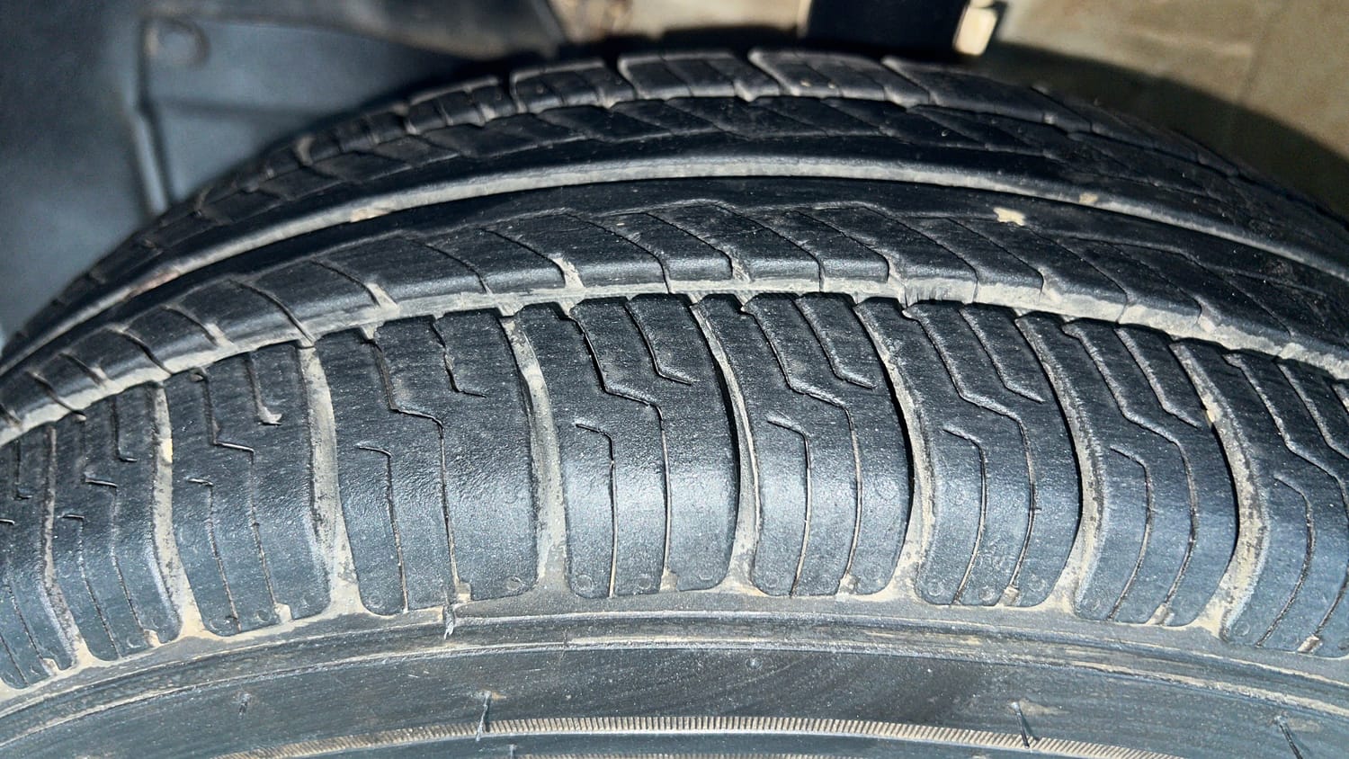 Used 2019 Maruti Suzuki Wagon R 1.0 LXi 1.0 Petrol Manual tyres LEFT FRONT TYRE TREAD VIEW