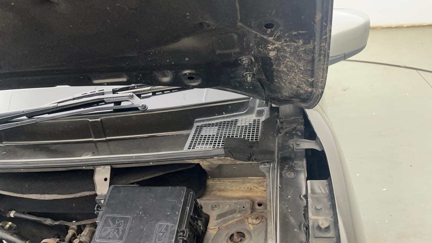 Used 2018 Renault Kwid 1.0 RXT Petrol Manual engine ENGINE LEFT SIDE HINGE & APRON VIEW