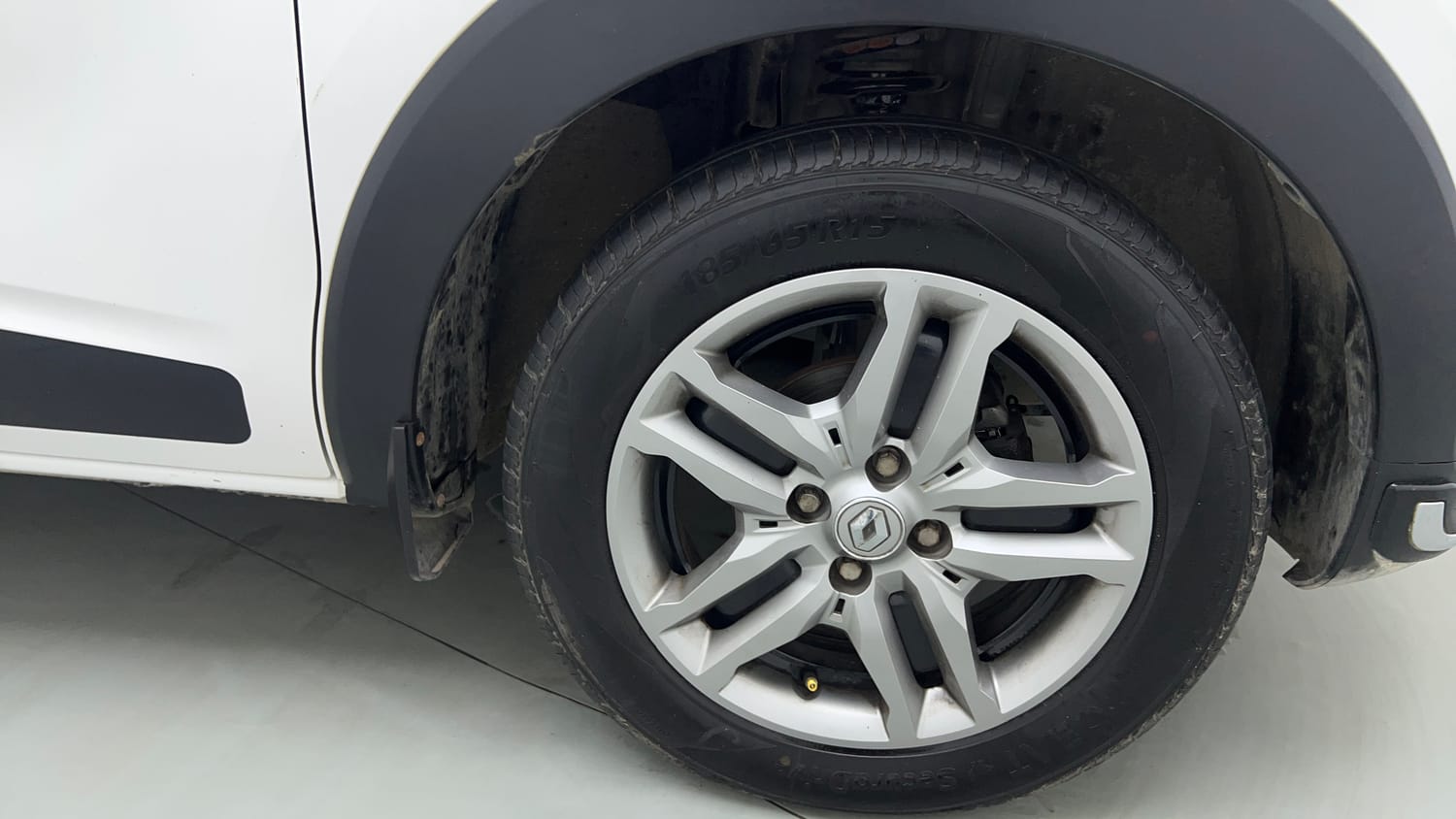 Used 2021 Renault Triber RXZ Petrol Manual tyres RIGHT FRONT TYRE RIM VIEW