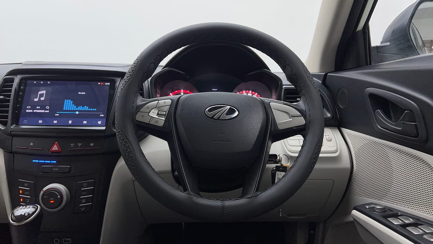 Used 2022 Mahindra XUV 300 W6 1.5 Diesel Diesel Manual interior STEERING VIEW