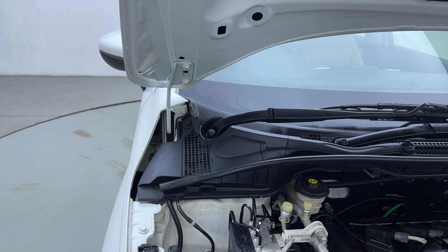 Used 2024 Honda City V Petrol CVT Petrol Automatic engine ENGINE RIGHT SIDE HINGE & APRON VIEW
