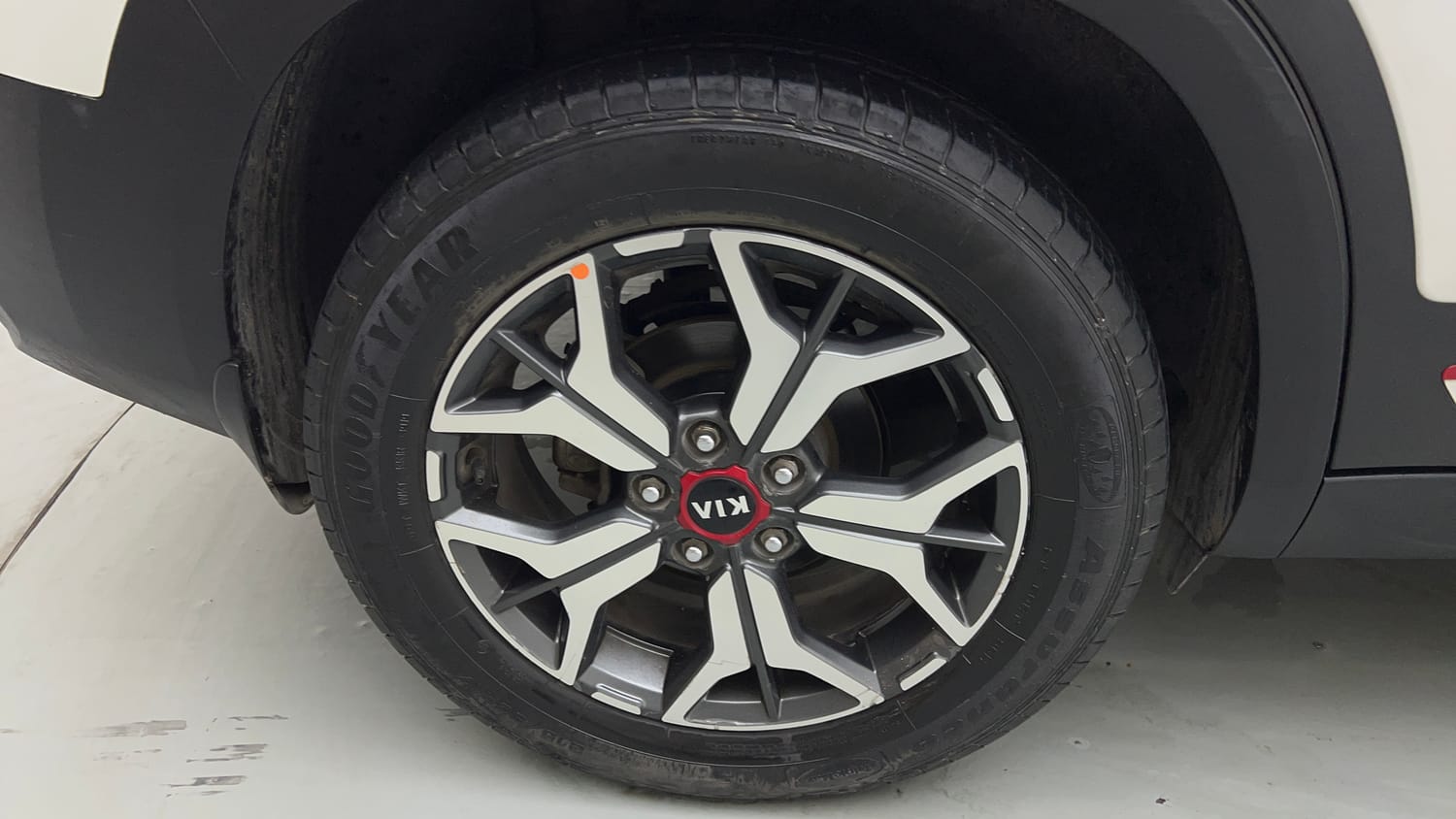 Used 2019 kia Seltos GTX Plus DCT 1.4 Petrol Automatic tyres RIGHT REAR TYRE RIM VIEW