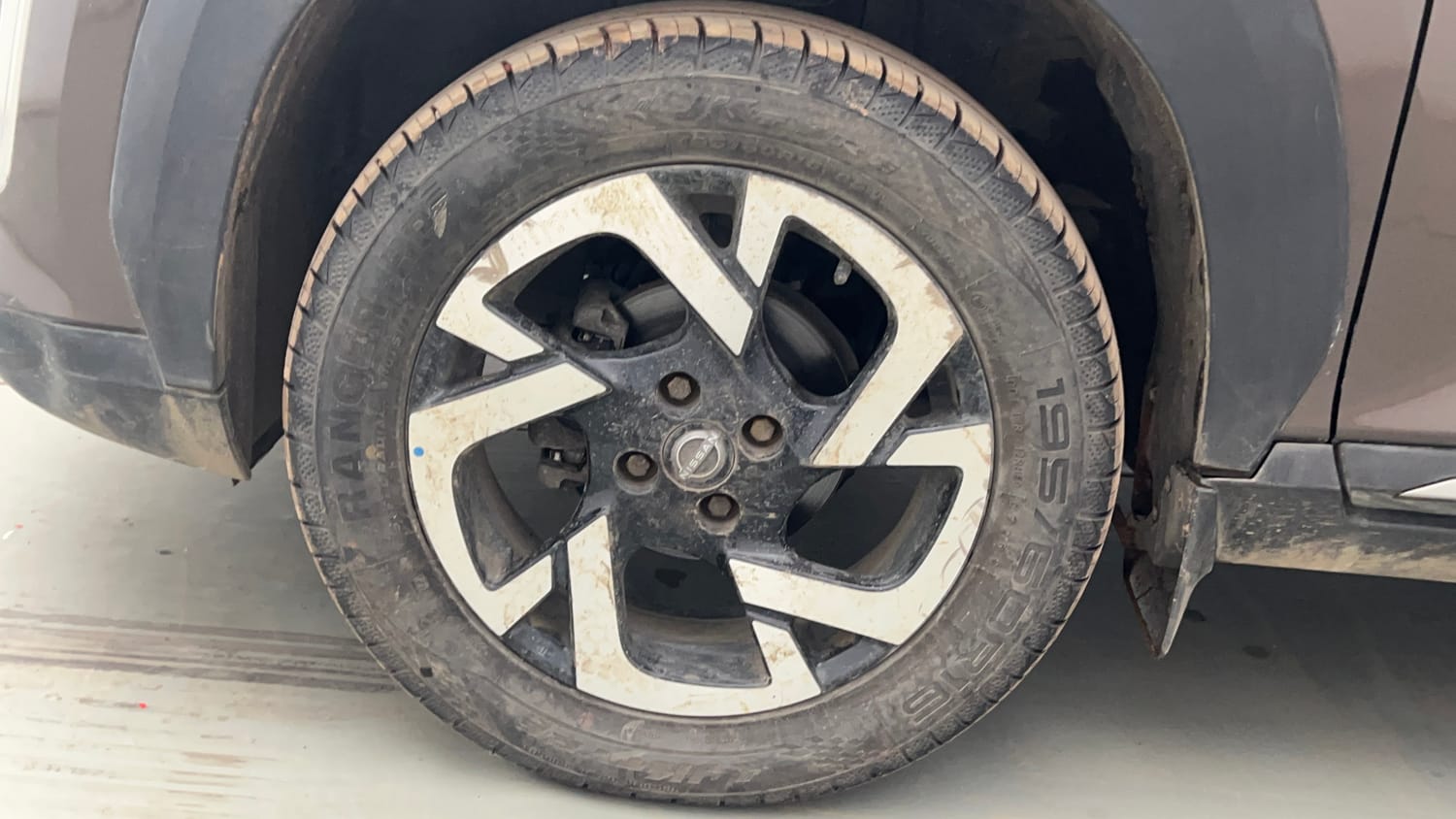 Used 2021 Nissan Magnite XV Turbo Petrol Manual tyres LEFT FRONT TYRE RIM VIEW