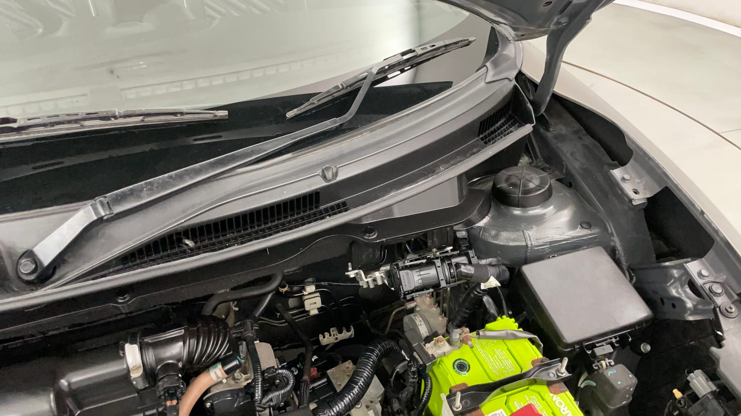 Used 2019 Maruti Suzuki Swift VXi AMT Petrol Automatic engine ENGINE LEFT SIDE HINGE & APRON VIEW