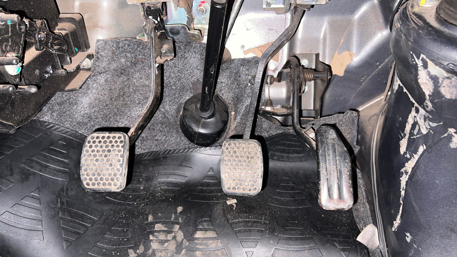 Used 2016 Maruti Suzuki Eeco 5 STR WITH A/C+HTR Petrol Manual interior PEDALS VIEW