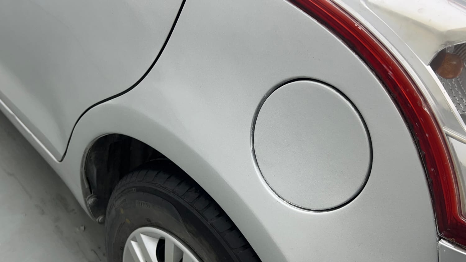 Used 2015 Maruti Suzuki Swift Lxi (O) Petrol Manual dents MINOR SCRATCH