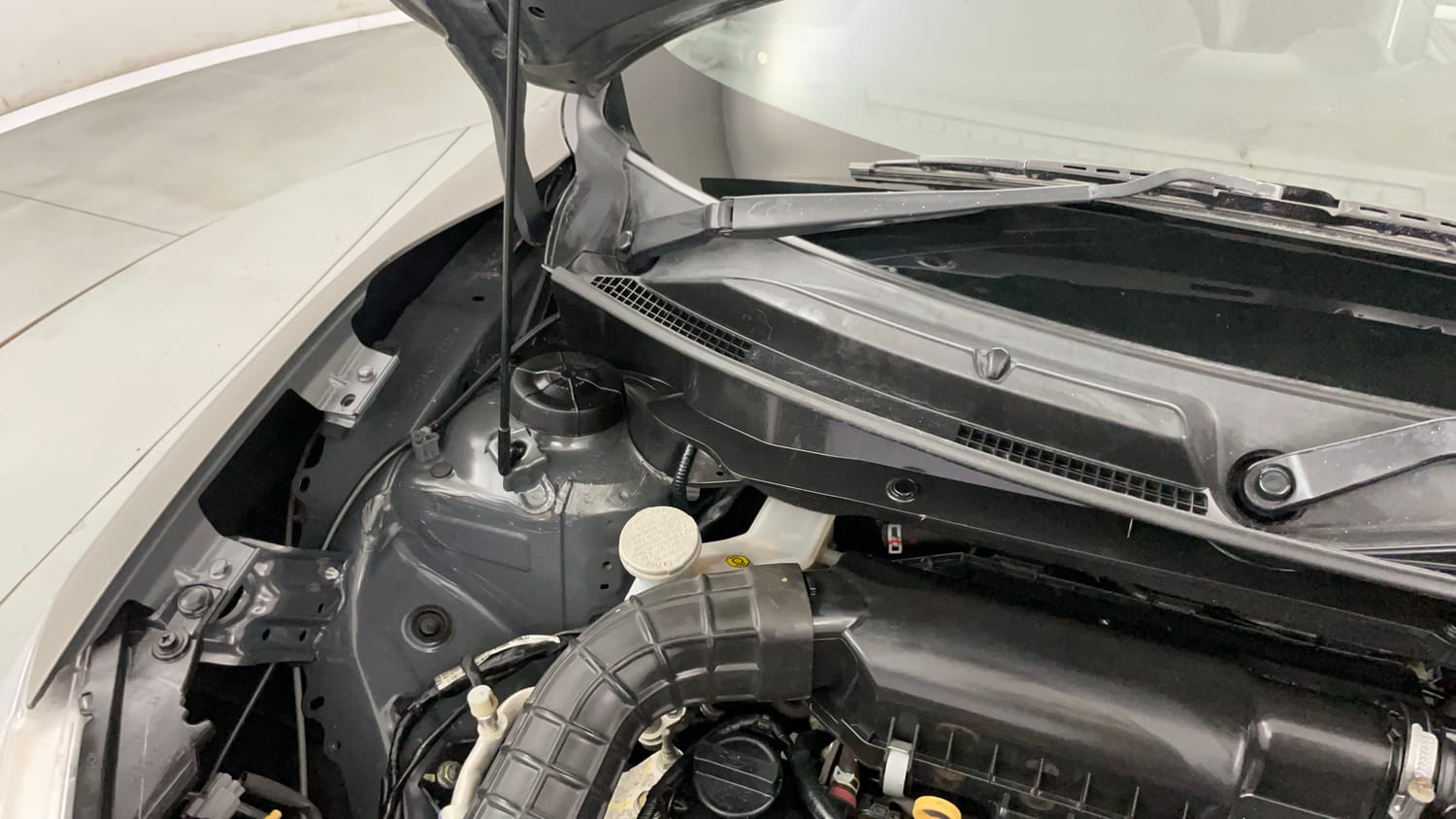 Used 2019 Maruti Suzuki Swift VXi AMT Petrol Automatic engine ENGINE RIGHT SIDE HINGE & APRON VIEW