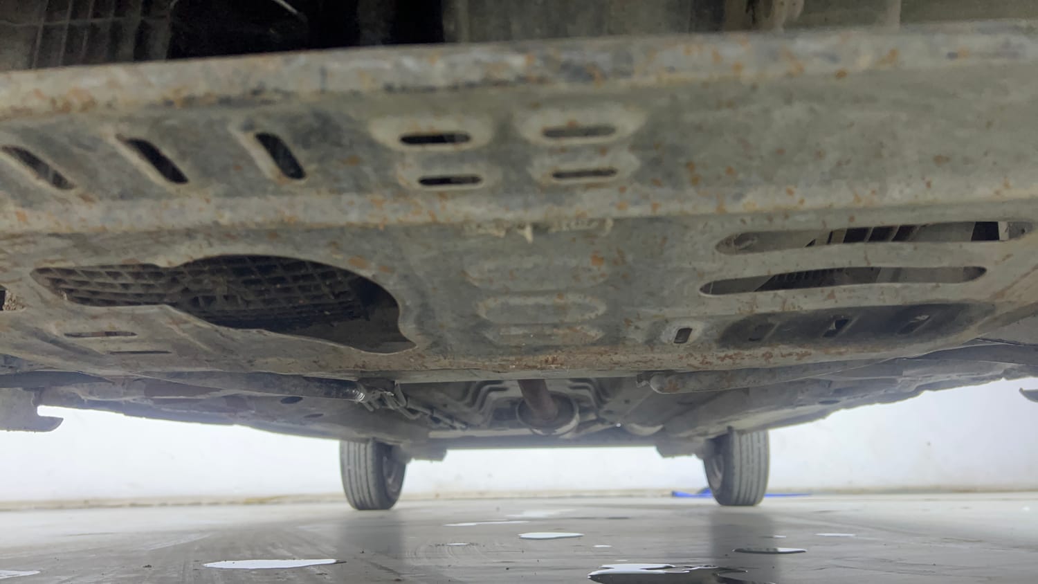 Used 2018 Renault Kwid RXT (O) 1.0 SCE Edition Petrol Manual extra FRONT LEFT UNDERBODY VIEW