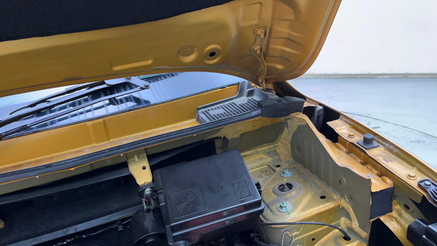 Used 2022 Renault Kwid CLIMBER AMT Petrol Automatic engine ENGINE LEFT SIDE HINGE & APRON VIEW