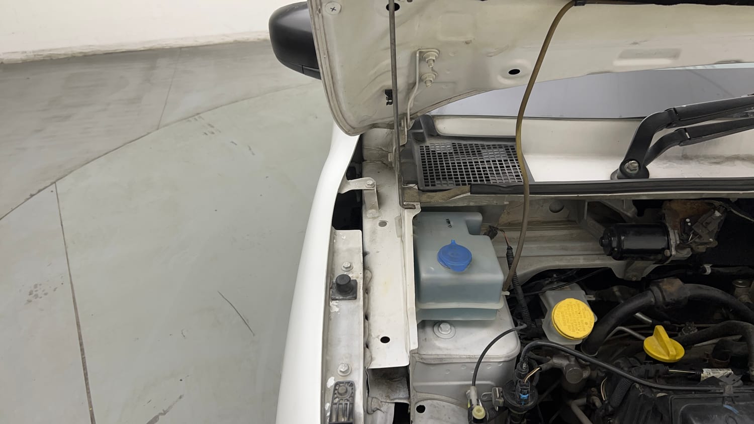 Used 2019 Renault Kwid RXT (O) 1.0 SCE Edition Petrol Manual engine ENGINE RIGHT SIDE HINGE & APRON VIEW