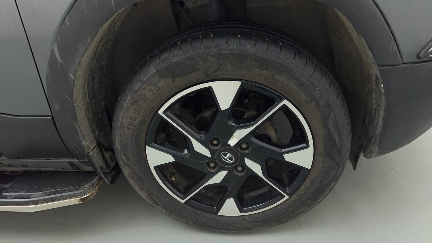 Used 2023 Tata Punch Creative Dual Tone AMT Sunroof Petrol Automatic tyres RIGHT FRONT TYRE RIM VIEW