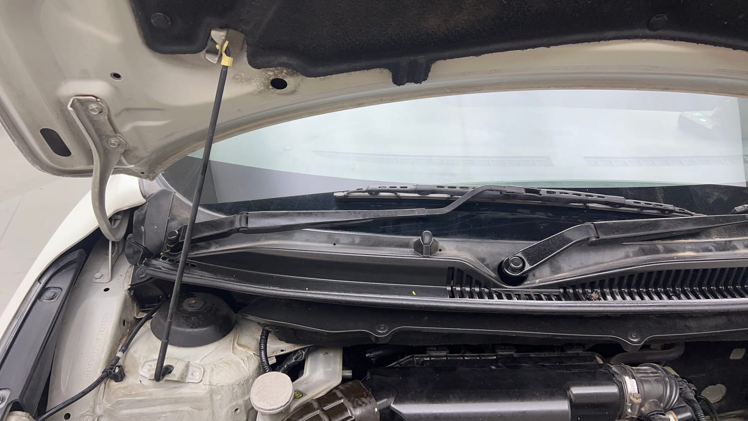 Used 2017 Maruti Suzuki Baleno Delta 1.2 Petrol Manual engine ENGINE RIGHT SIDE HINGE & APRON VIEW