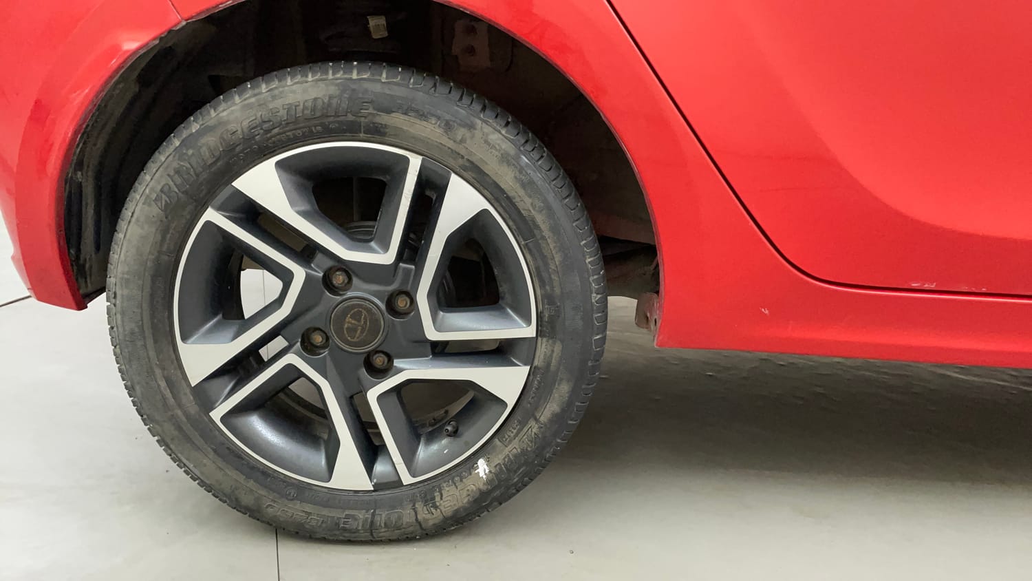 Used 2021 Tata Tiago XZA Plus Petrol Automatic tyres RIGHT REAR TYRE RIM VIEW