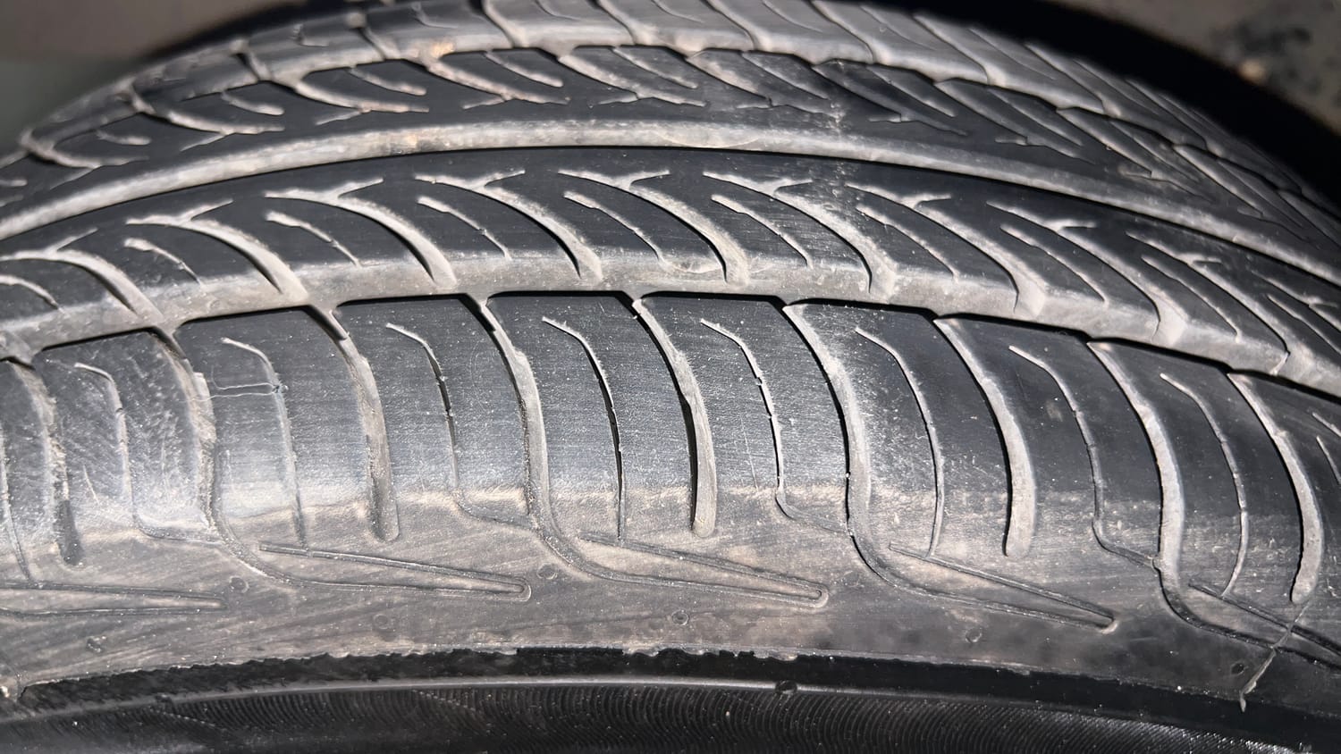 Used 2016 Maruti Suzuki Eeco 5 STR WITH A/C+HTR Petrol Manual tyres LEFT FRONT TYRE TREAD VIEW