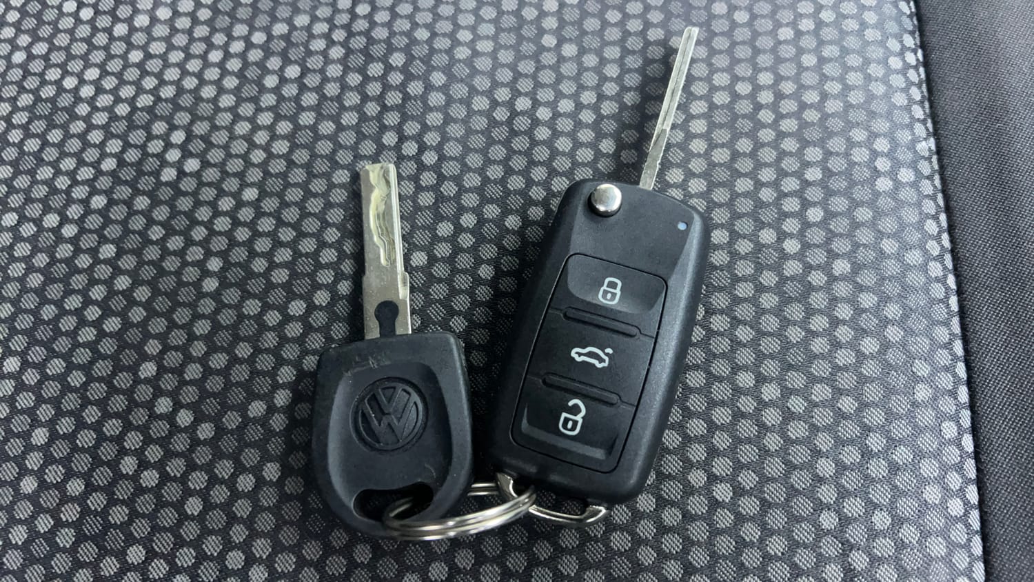 Used 2017 Volkswagen Polo Comfortline 1.2L (P) Petrol Manual extra CAR KEY VIEW