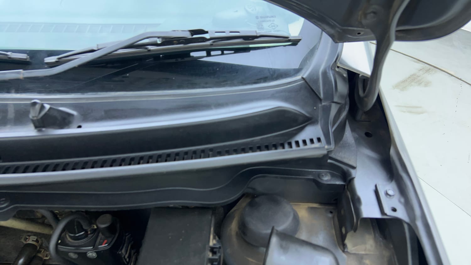 Used 2016 Maruti Suzuki Celerio VXi Petrol Manual engine ENGINE LEFT SIDE HINGE & APRON VIEW
