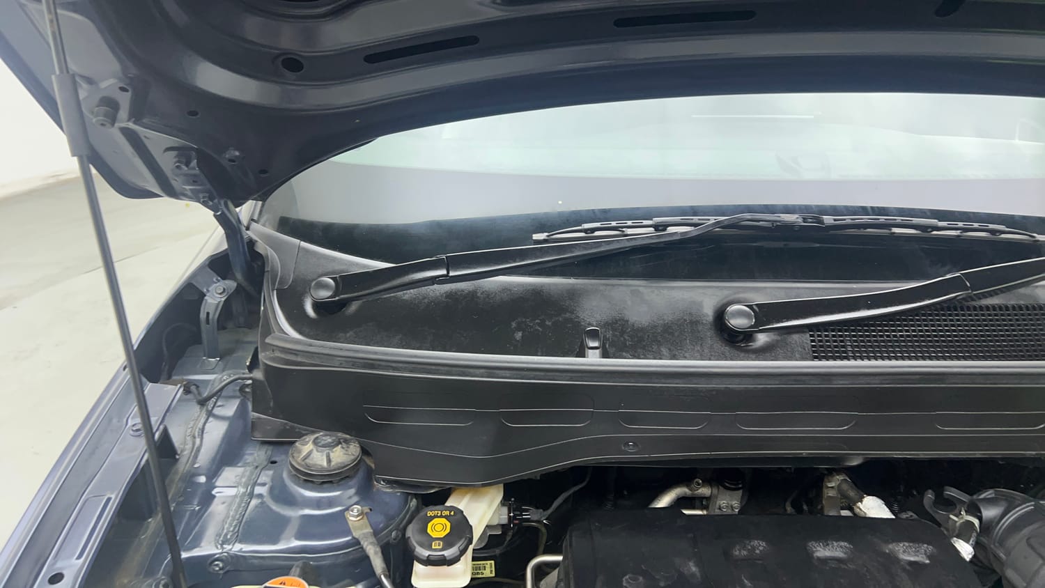 Used 2020 Hyundai Venue S 1.0 Turbo DCT Petrol Automatic engine ENGINE RIGHT SIDE HINGE & APRON VIEW