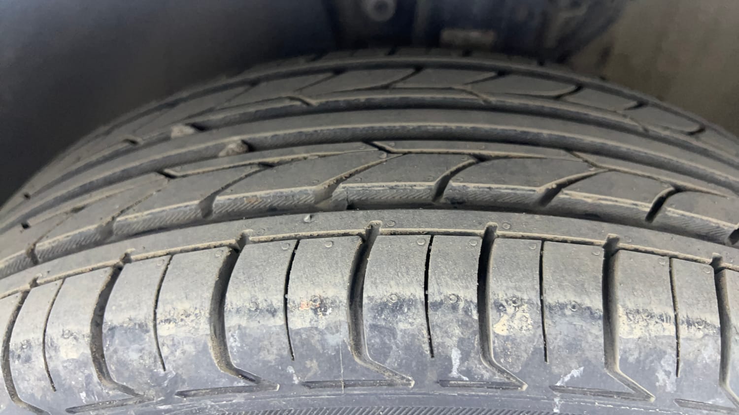 Used 2017 Volkswagen Polo Comfortline 1.2L (P) Petrol Manual tyres LEFT FRONT TYRE TREAD VIEW