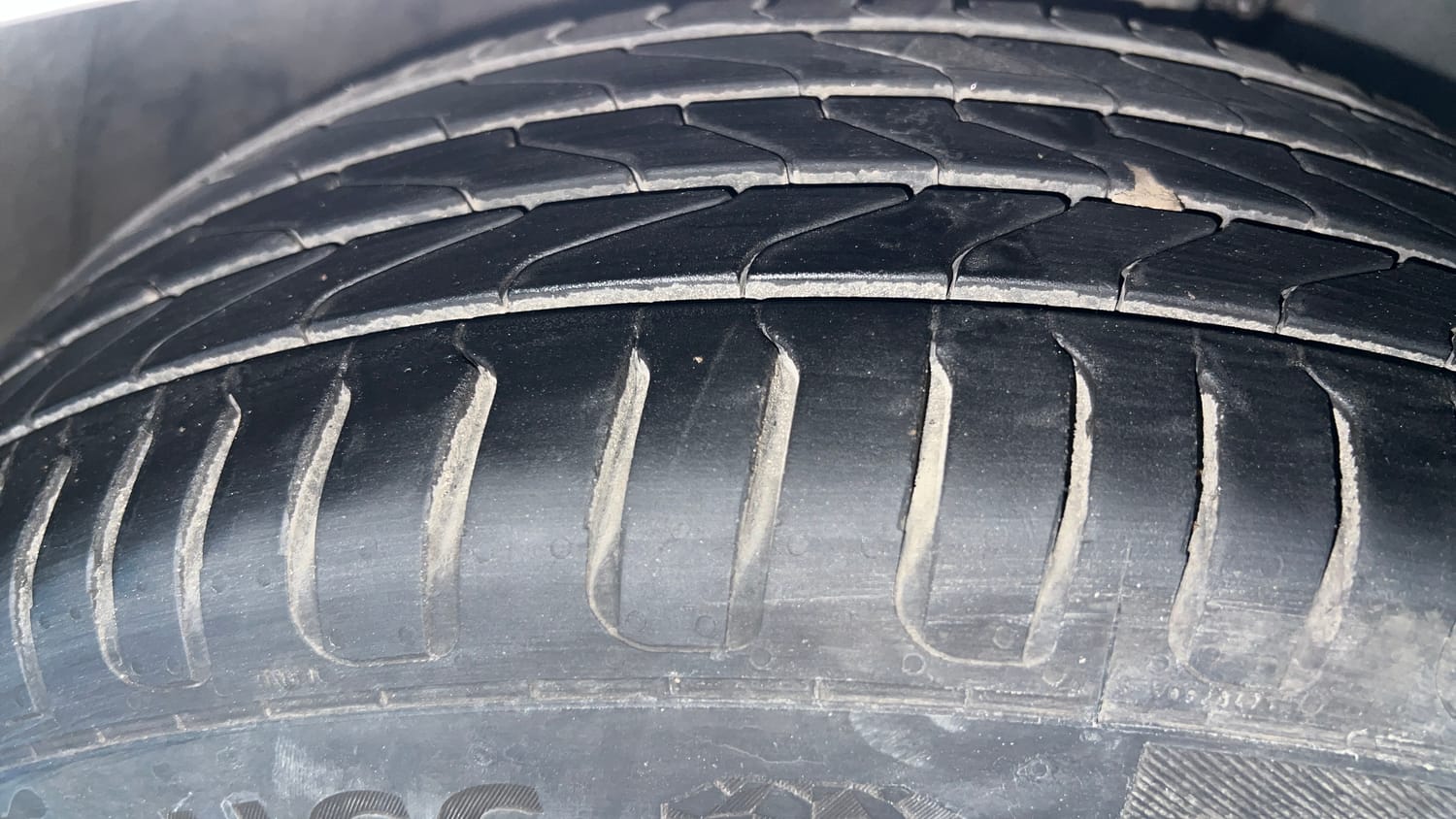 Used 2016 Volkswagen Vento Highline 1.2 (P) AT Petrol Automatic tyres RIGHT FRONT TYRE TREAD VIEW