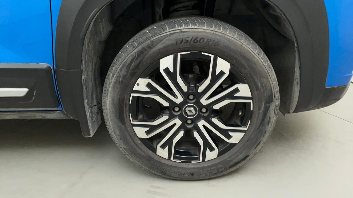 Used 2022 Renault Kiger RXZ AMT Petrol Automatic tyres RIGHT FRONT TYRE RIM VIEW