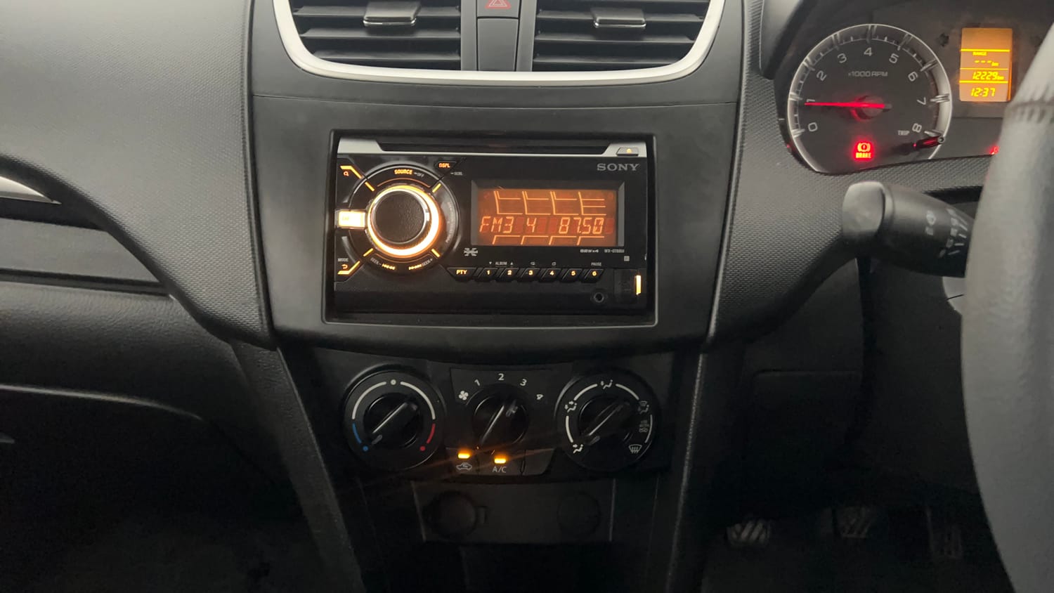 Used 2014 Maruti Suzuki Swift VXi Petrol Manual interior MUSIC SYSTEM & AC CONTROL VIEW