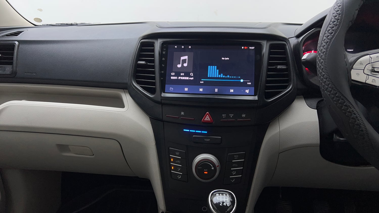 Used 2022 Mahindra XUV 300 W6 1.5 Diesel Diesel Manual top_features Integrated (in-dash) music system