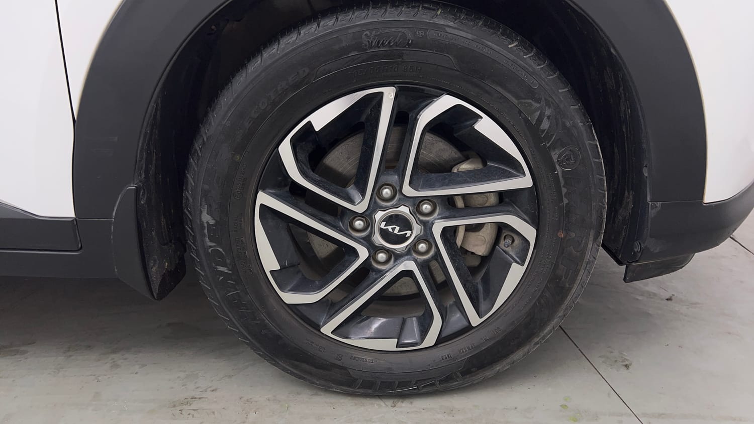 Used 2023 Kia Carens Luxury (O)1.5 Turbo Petrol DCT 7 STR Petrol Automatic tyres RIGHT FRONT TYRE RIM VIEW