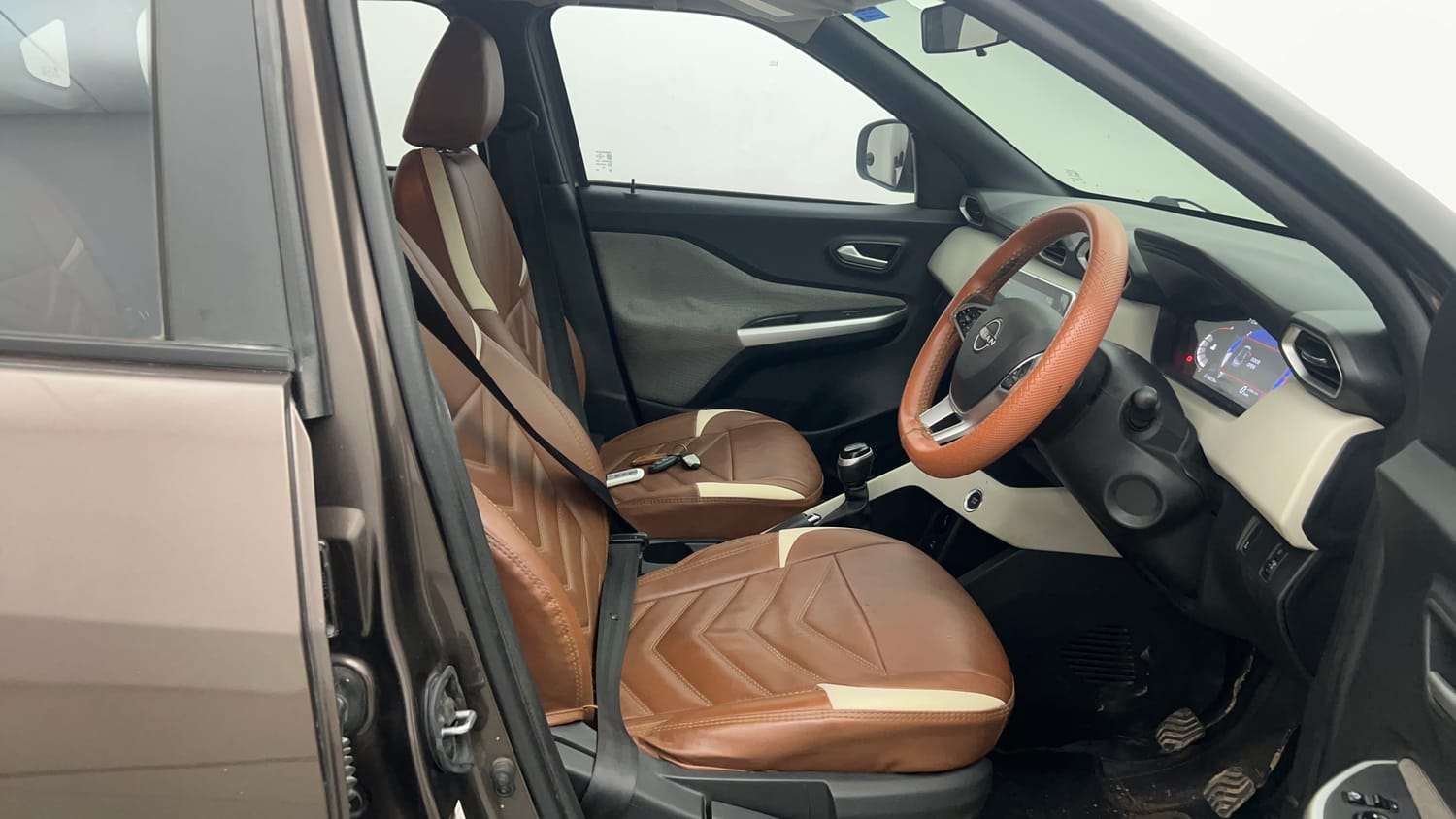 Used 2021 Nissan Magnite XV Turbo Petrol Manual interior RIGHT SIDE FRONT DOOR CABIN VIEW