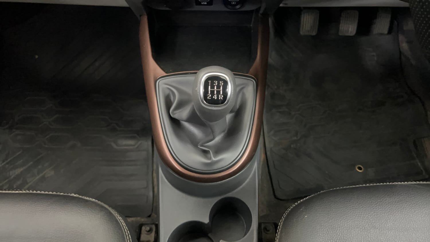 Used 2022 Hyundai Aura SX 1.2 Petrol Petrol Manual interior GEAR  KNOB VIEW
