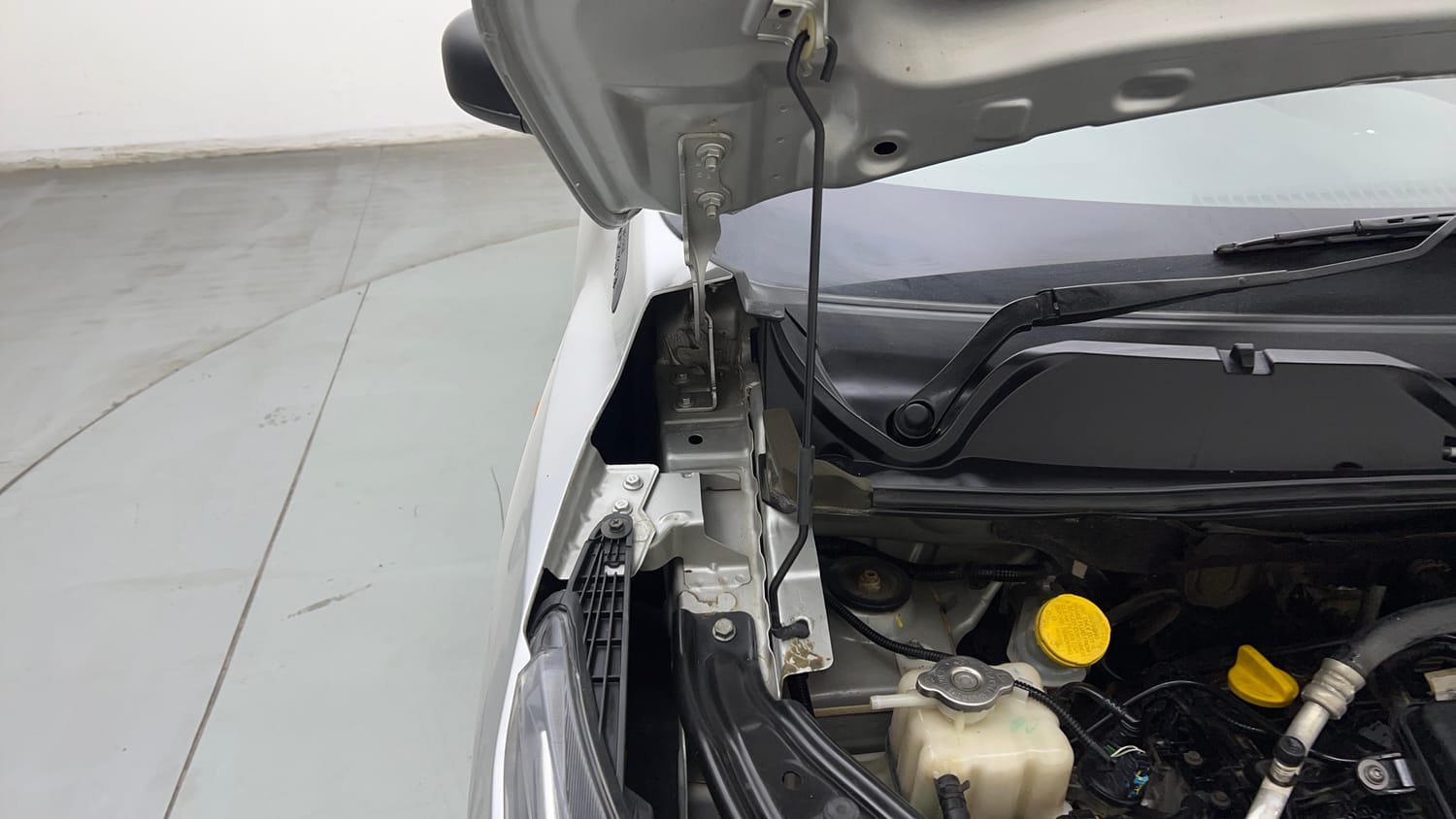 Used 2022 Nissan Magnite XE Petrol Manual engine ENGINE RIGHT SIDE HINGE & APRON VIEW