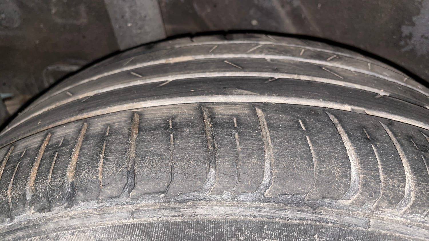 Used 2019 Hyundai Venue SX Plus 1.0 Turbo DCT Petrol Automatic tyres RIGHT REAR TYRE TREAD VIEW