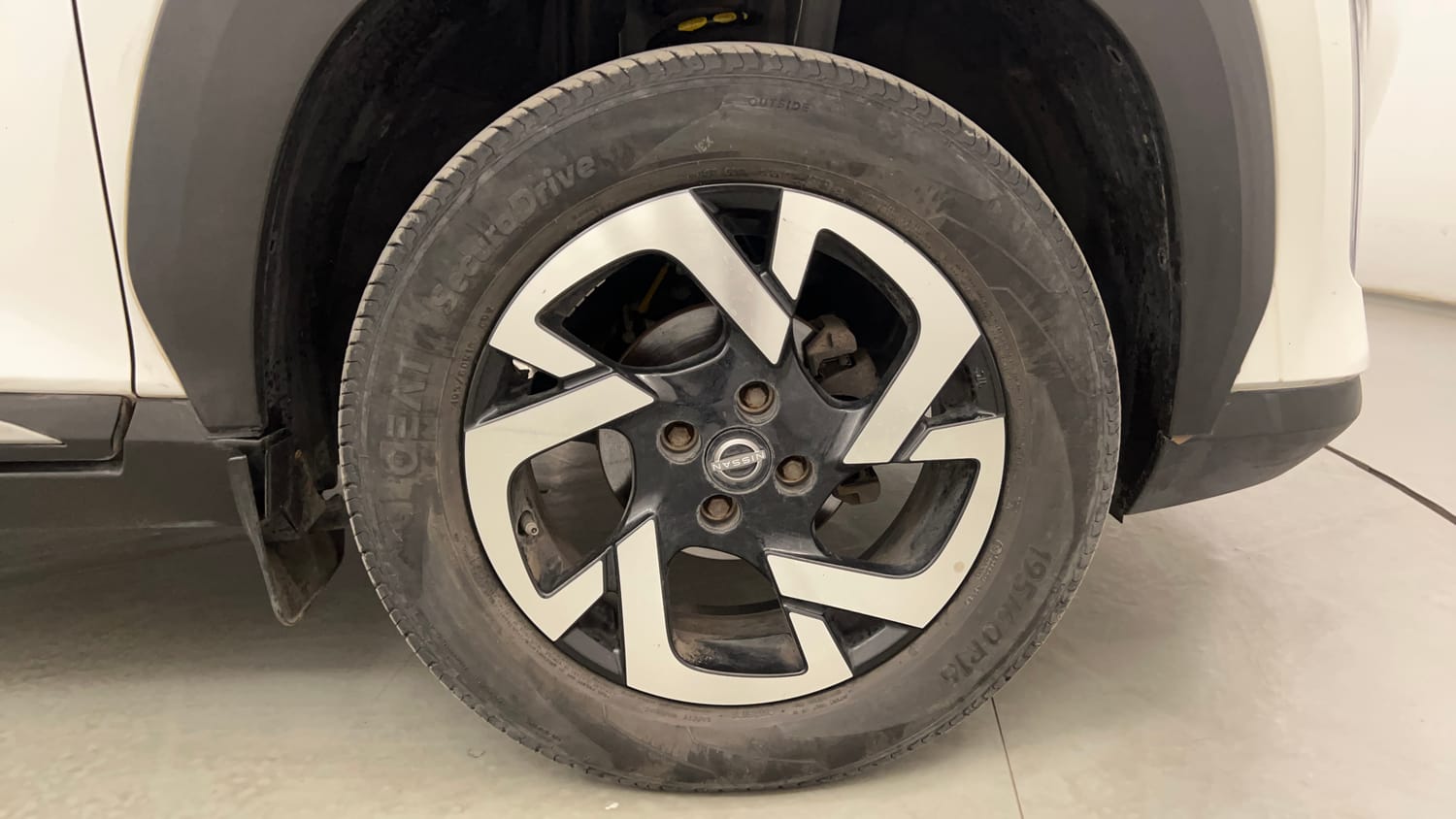 Used 2023 Nissan Magnite XV Petrol Manual tyres RIGHT FRONT TYRE RIM VIEW