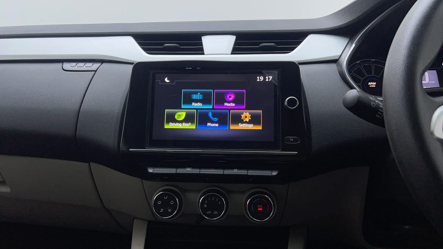 Used 2021 Renault Triber RXZ Petrol Manual top_features Touch screen infotainment system
