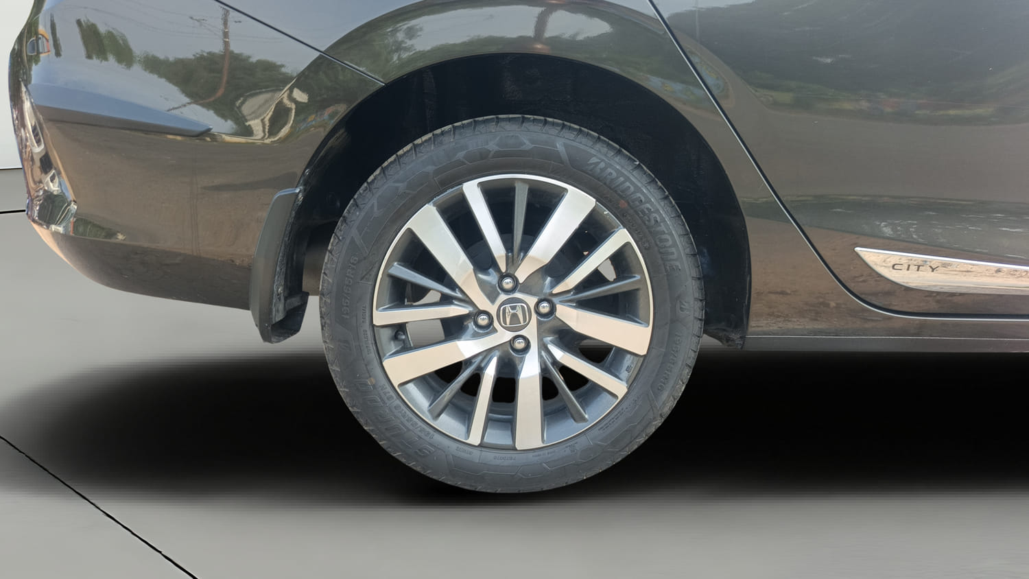 Used 2023 Honda City ZX Petrol Petrol Manual tyres RIGHT REAR TYRE RIM VIEW
