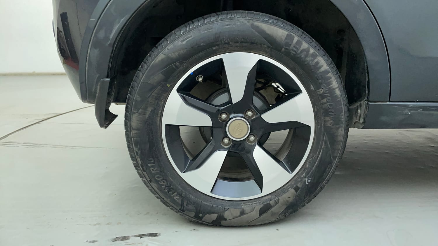 Used 2018 Tata Nexon XZ Plus Diesel Diesel Manual tyres RIGHT REAR TYRE RIM VIEW