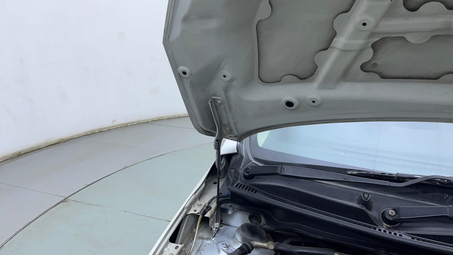 Used 2018 Maruti Suzuki Celerio ZXi (O) AMT Petrol Automatic engine ENGINE RIGHT SIDE HINGE & APRON VIEW