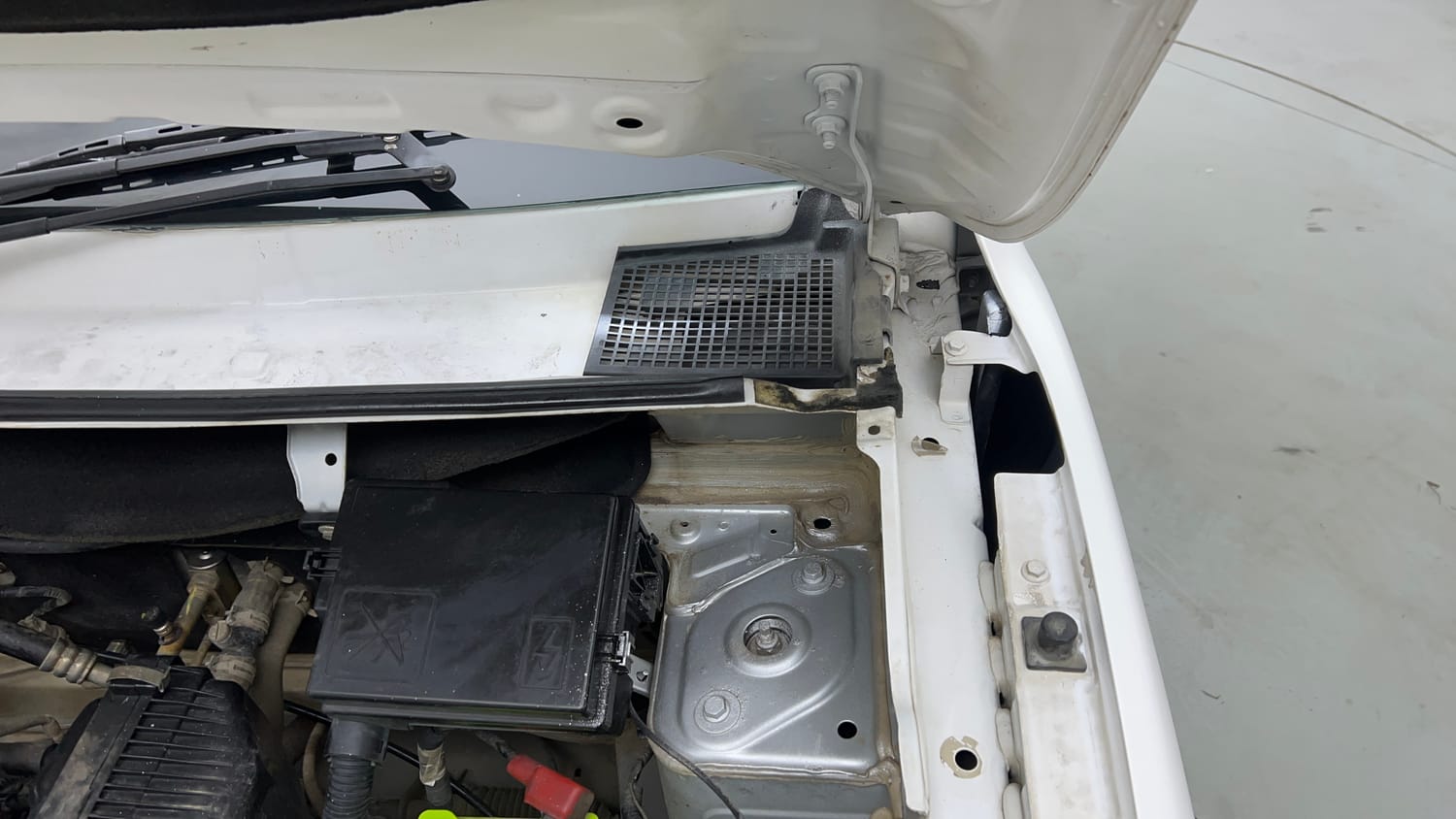 Used 2018 Renault Kwid 1.0 RXT Petrol Manual engine ENGINE LEFT SIDE HINGE & APRON VIEW